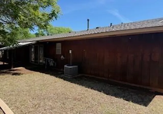 3rd image of 117 Phillips Ln, Clinton, OK 73601 | MLS# 1167971