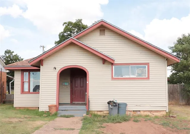 Homes for sale in Altus, OK | 808 N Lee St, Altus, OK 73521 | MLS# 1168626