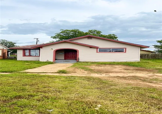 Homes for sale in Altus, OK | 808 N Lee St, Altus, OK 73521 | MLS# 1168626