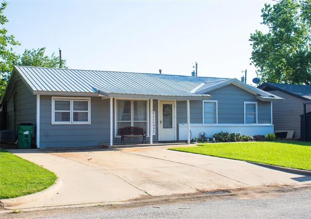 Photo 2 of Single family home for sale at 605 N Meandering St, Frederick, OK 73542 | MLS# 1169137 | Listing updated on 2025-09-23
