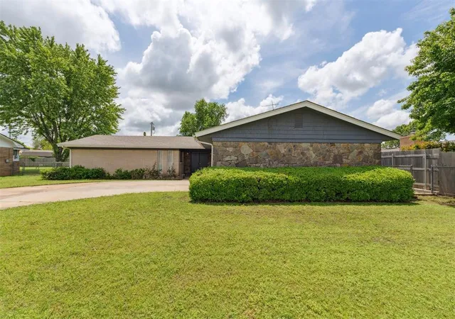 Photo 1 of Single family home for sale at 1009 Cherokee Pl, Lindsay, OK 73052 | MLS# 1169511 | Listing updated on 2025-10-13