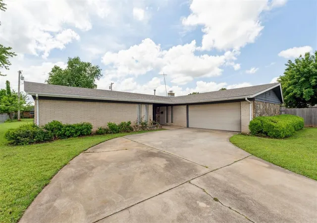 Photo 2 of Single family home for sale at 1009 Cherokee Pl, Lindsay, OK 73052 | MLS# 1169511 | Listing updated on 2025-10-13