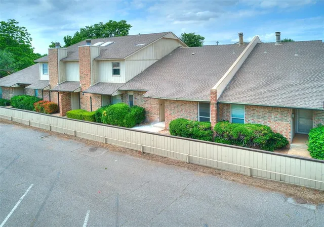 Homes for sale in Oklahoma City, OK | 10125 N Pennsylvania Ave #4, Oklahoma City, OK 73120 | MLS# 1171268