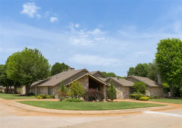 2nd image of 1103 Saint Andrews Dr, Edmond, OK 73025 | MLS# 1171464