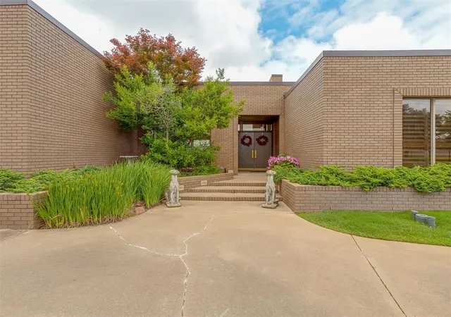 2nd image of 1405 Irvine Dr, Edmond, OK 73025 | MLS# 1171960