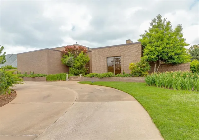 3rd image of 1405 Irvine Dr, Edmond, OK 73025 | MLS# 1171960
