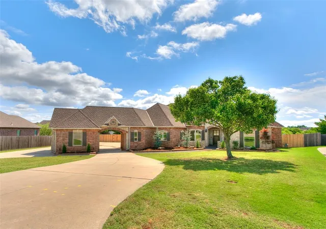 Photo 2 of Single family home for sale at 4208 Olde Copper Crk, Moore, OK 73160 | MLS# 1171996 | Listing updated on 2025-11-26