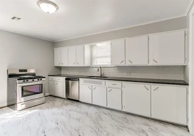 Photo 2 of Single family home for sale at 2933 Woodlawn Dr, Moore, OK 73160 | MLS# 1172690 | Listing updated on 2025-09-19