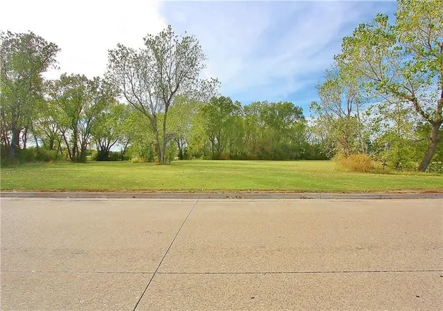 5th image of 102 Landmark Dr, Yukon, OK 73099 | MLS# 1174822