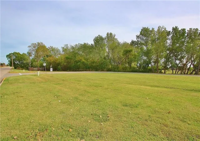 2nd image of 106 Landmark Dr, Yukon, OK 73099 | MLS# 1174853