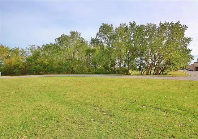 3rd image of 106 Landmark Dr, Yukon, OK 73099 | MLS# 1174853