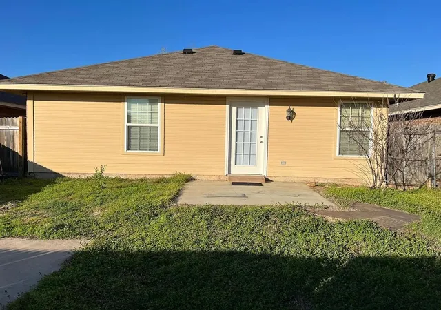 Photo 11 of Single family home for sale at 916 Beaumont Sq, Norman, OK 73071 | MLS# 1175256 | Listing updated on 2026-02-01