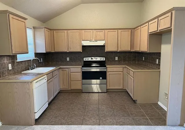 Photo 2 of Single family home for sale at 916 Beaumont Sq, Norman, OK 73071 | MLS# 1175256 | Listing updated on 2026-02-01