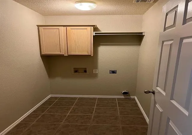 Photo 3 of Single family home for sale at 916 Beaumont Sq, Norman, OK 73071 | MLS# 1175256 | Listing updated on 2026-02-01