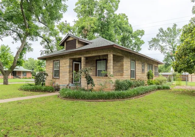 Photo 1 of Single family home for sale at 828 N Pine St, Pauls Valley, OK 73075 | MLS# 1176048 | Listing updated on 2025-10-27