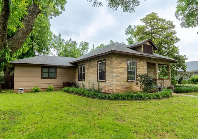 Photo 2 of Single family home for sale at 828 N Pine St, Pauls Valley, OK 73075 | MLS# 1176048 | Listing updated on 2025-10-27