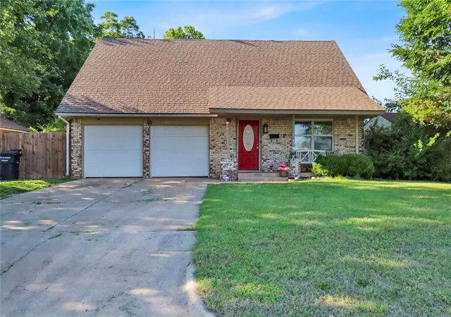 1st image of 1001 Nw 2nd St, Moore, OK 73160 | MLS# 1176175