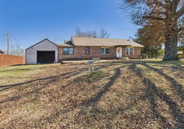 Photo 2 of Single family home for sale at 410 S Lowe Ave, Pauls Valley, OK 73075 | MLS# 1176177 | Listing updated on 2025-06-29