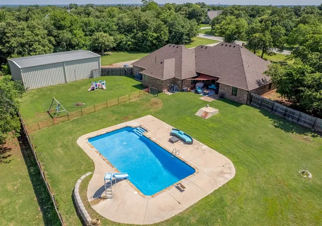 2nd image of 825 Liveoak Ln, Blanchard, OK 73010 | MLS# 1176256