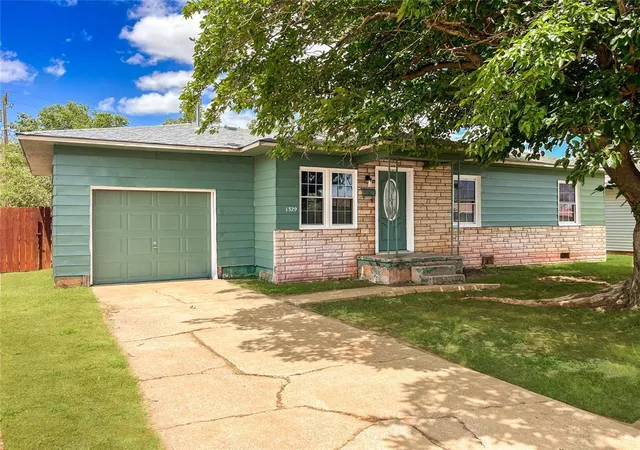Homes for sale in Altus, OK | 1329 E Spruce St, Altus, OK 73521 | MLS# 1177171
