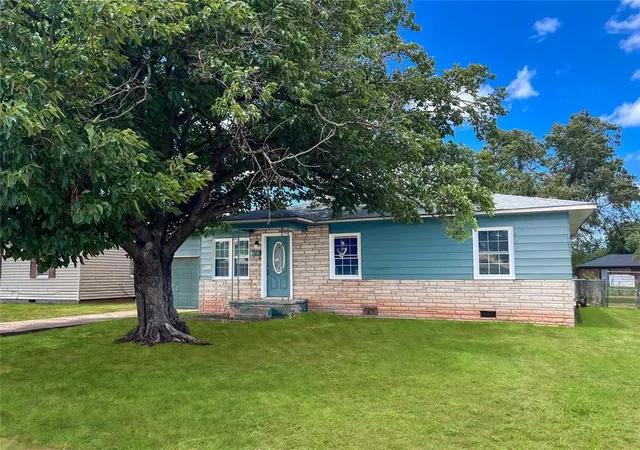 Homes for sale in Altus, OK | 1329 E Spruce St, Altus, OK 73521 | MLS# 1177171