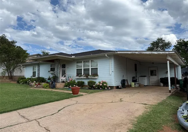 Homes for sale in Mangum, OK | 904 E Cleveland St, Mangum, OK 73554 | MLS# 1177259
