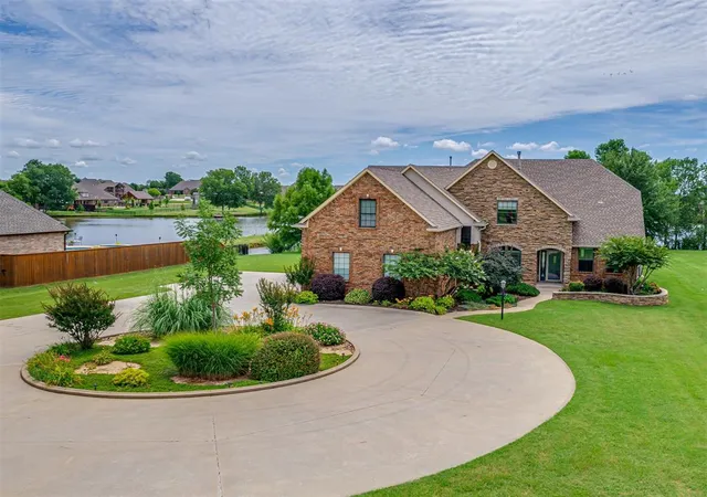 Photo 1 of Single family home for sale at 3004 Twin Lake Dr, Moore, OK 73165 | MLS# 1177483 | Listing updated on 2025-07-30