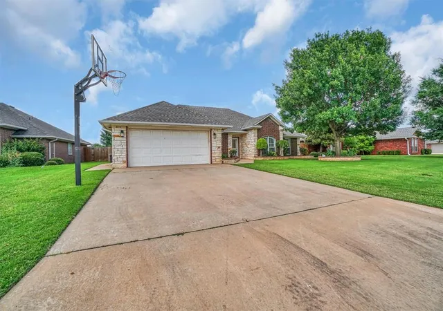 Photo 2 of Single family home for sale at 517 N Quail Run, Altus, OK 73521 | MLS# 1177569 | Listing updated on 2025-09-17