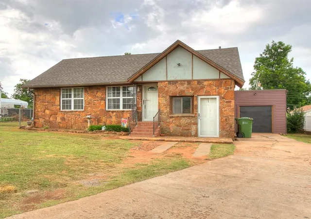 Photo 2 of Single family home for sale at 1016 Maple Ave, Yukon, OK 73099 | MLS# 1178976 | Listing updated on 2025-09-27
