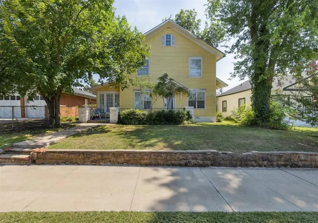 1st image of 611 E Noble Ave, Guthrie, OK 73044 | MLS# 1180291