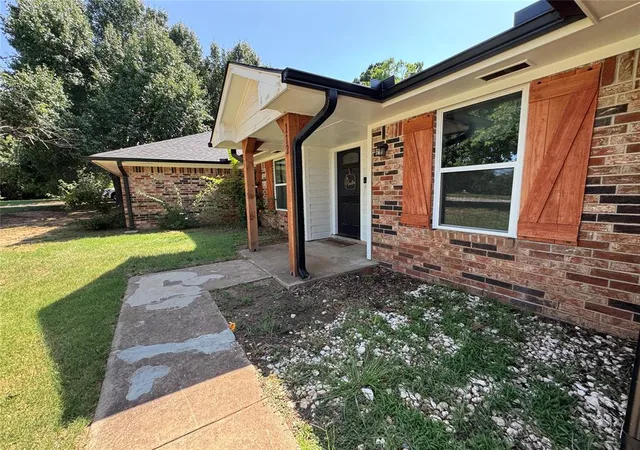 2nd image of 112 Mockingbird Ln, Chickasha, OK 73018 | MLS# 1181481