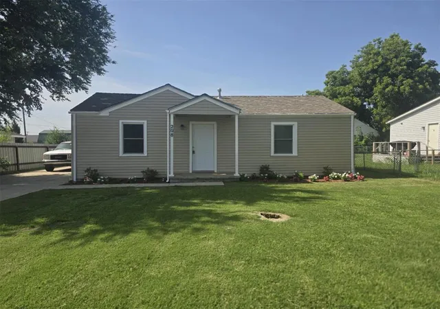 1st image of 208 Se 2nd St, Moore, OK 73160 | MLS# 1181734