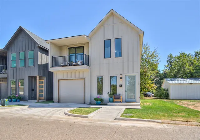 2nd image of 12 S Howard St, Edmond, OK 73003 | MLS# 1182093