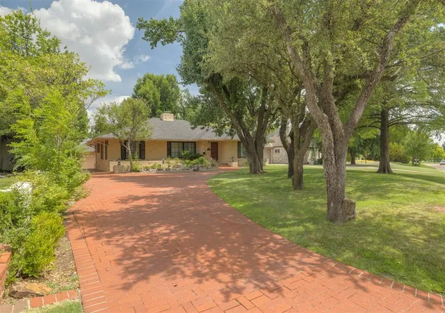 Photo 1 of Single family home for sale at 6409 N Hillcrest Ave, Nichols Hills, OK 73116 | MLS# 1182175 | Listing updated on 2026-01-15