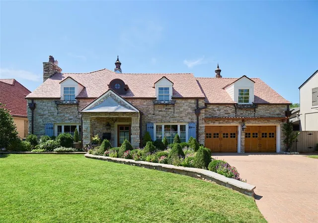 Photo 1 of Single family home for sale at 1102 Huntington Ave, Nichols Hills, OK 73116 | MLS# 1182588 | Listing updated on 2025-12-07