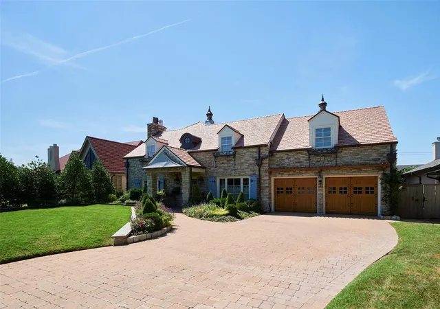 Photo 2 of Single family home for sale at 1102 Huntington Ave, Nichols Hills, OK 73116 | MLS# 1182588 | Listing updated on 2025-12-07