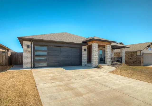 2nd image of 428 Vista Dr, Yukon, OK 73099 | MLS# 1182875
