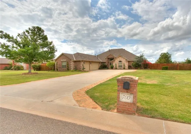 2nd image of 700 Sw 45th St, Moore, OK 73160 | MLS# 1182961