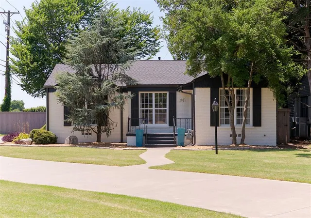 Photo 1 of Single family home for sale at 2017 Huntington Ave, Nichols Hills, OK 73116 | MLS# 1182992 | Listing updated on 2025-12-04