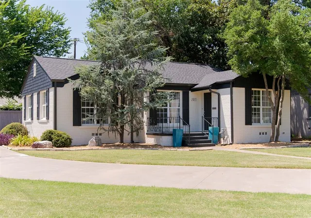 Photo 2 of Single family home for sale at 2017 Huntington Ave, Nichols Hills, OK 73116 | MLS# 1182992 | Listing updated on 2025-12-04