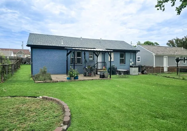2nd image of 434 Nw Locust St, Ardmore, OK 73401 | MLS# 1183370