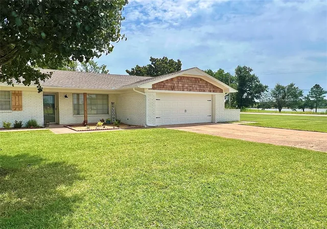 2nd image of 2 Forrest Rd, Guthrie, OK 73044 | MLS# 1183956