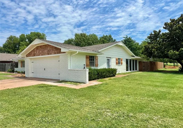 3rd image of 2 Forrest Rd, Guthrie, OK 73044 | MLS# 1183956