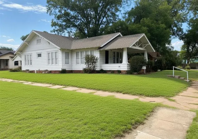 3rd image of 303 N Washington Ave, Elk City, OK 73644 | MLS# 1184236