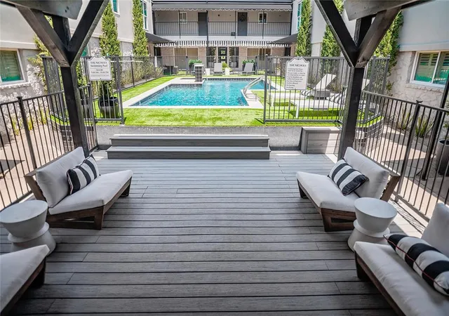 Listing Photo 2 - Condo for sale in building located at 1110 Sherwood Ln, Nichols Hills, OK 73116 - Unit #202