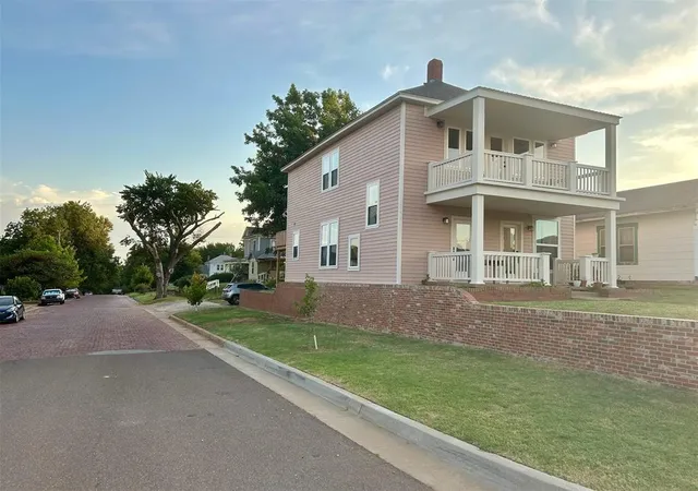 2nd image of 124 W Noble Ave, Guthrie, OK 73044 | MLS# 1185981