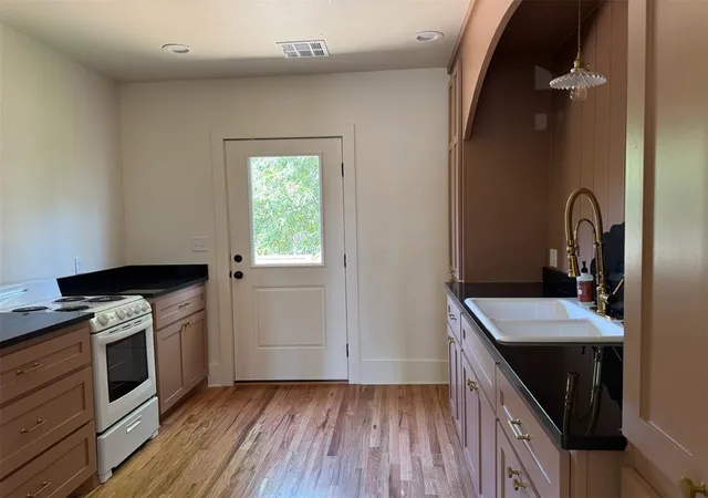 4th image of 124 W Noble Ave, Guthrie, OK 73044 | MLS# 1185981