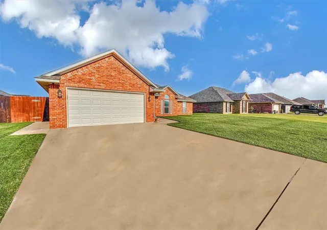Photo 3 of Single family home for sale at 3105 Deer Run, Altus, OK 73521 | MLS# 1186167 | Listing updated on 2025-09-17