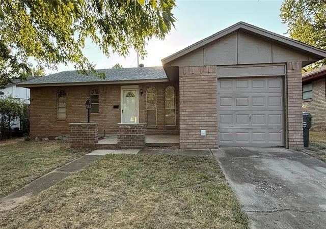 Single family home for sale at 1622 Southern Hts Ave Dr, Norman, OK 73072 | MLS# 1186266