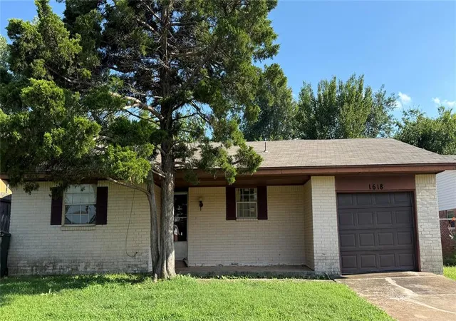 1st image of 1618 Briarcliff Ct, Norman, OK 73071 | MLS# 1186267
